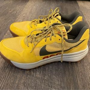 Nike ACG Lowcate Solar Flair hiking shoes Size 8 New without Box